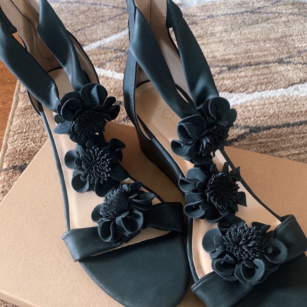 Ilovecomfort Black Rose Wedges